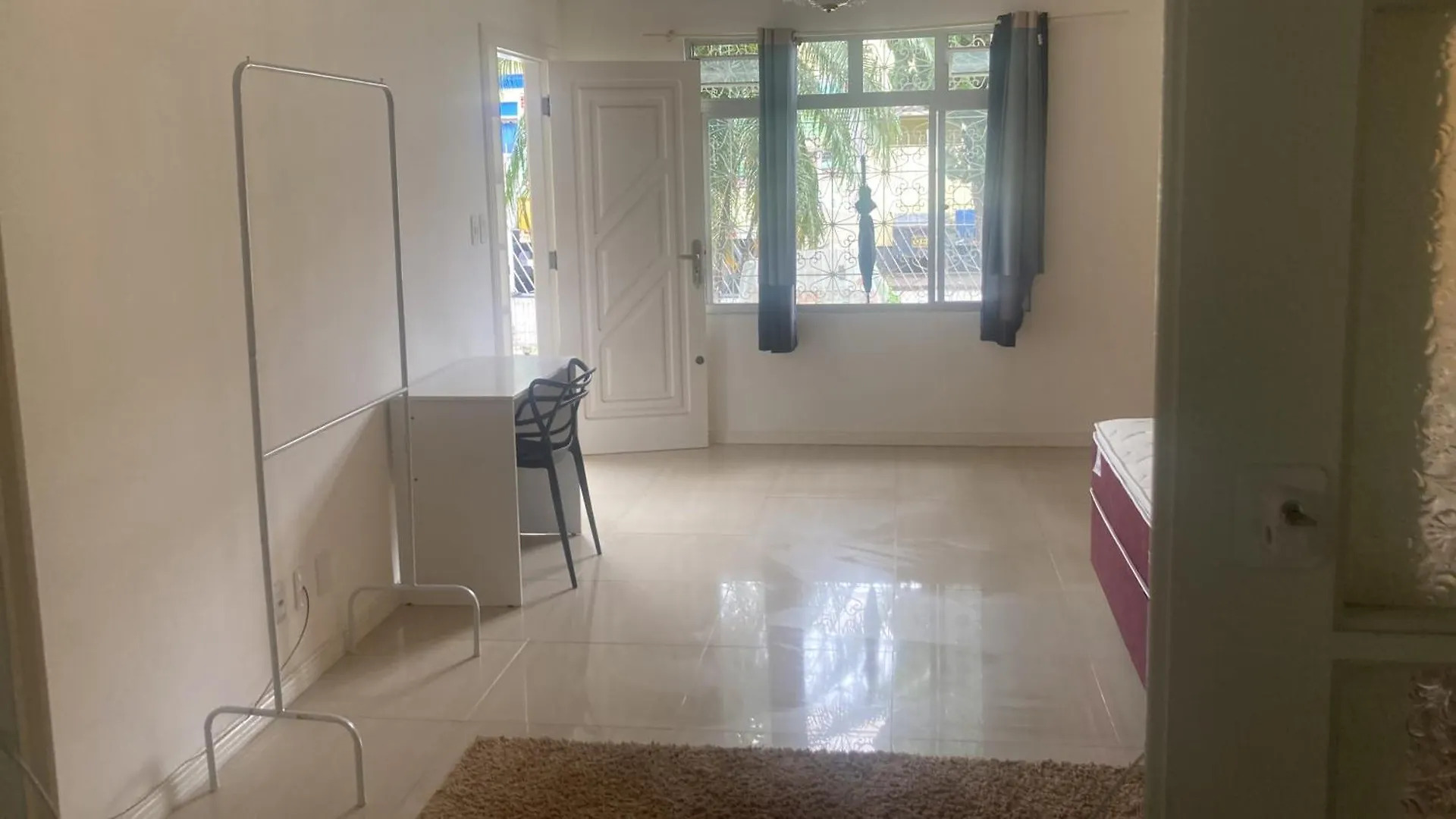 Kwatera prywatna Quarto Elegante E Iluminado Charme E Privacidade Garantidos Em Casa Compartilhada Palhoça